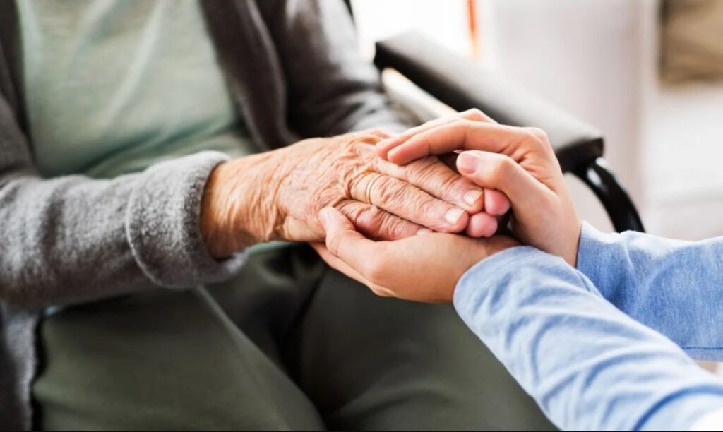 как успокоить пожилого человека