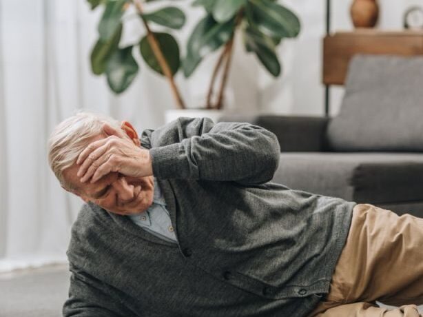 Profilaktika padenii u pozhilykh